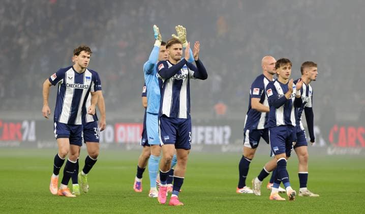 Hertha players clap to the fans Sport Soccer Football DFL 2 Bundesliga Men 10 Matchday Season 2025 2026 25 10 2025 Hertha BSC Berlin vs Fortuna Düsseldorf DFL regulations prohibit any use of photographs as image sequences and or quasi video