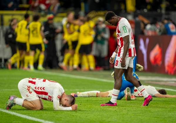 Goal by Maximilian BEIER Borussia Dortmund, 14 in front players from 1 FC Köln are disappointed on the ground Here Ragnar Ache 1 FC Koeln, 9 25 10 2025, Football, 1 Bundesliga Borussia Dortmund 1 FC Köln in Dortmund, Signal Iduna Park DFL regulations prohibit any use of photographs as image sequences and or quasi video Copyright: HMBxMedia xMarcoxBader