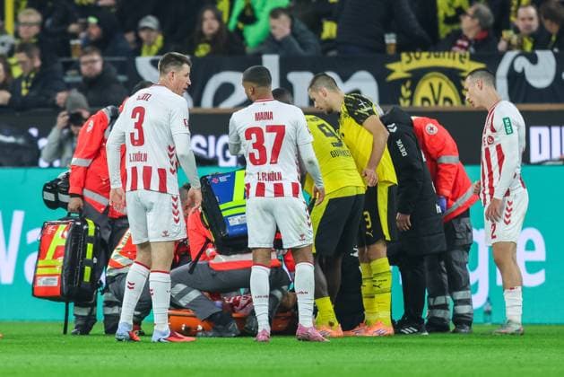 Soccer 1 Bundesliga 8 Matchday Borussia Dortmund 1 FC Köln on 25 10 2025 at Signal Iduna Park in Dortmund Timo Hübers Köln is carried off the pitch injured DFL regulations prohibit any use of photographs as image sequences and or quasi video xJRx