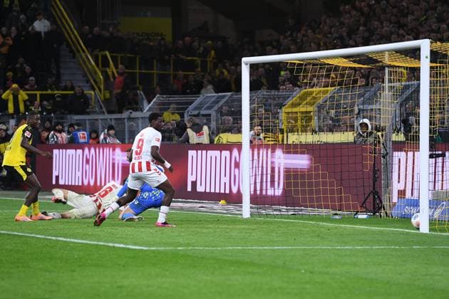 Soccer 1 Bundesliga 8 Matchday Borussia Dortmund 1 FC Köln on 25 10 2025 at Signal Iduna Park in Dortmund Goal for 1 0 by Maximilian Beier Dortmund DFL regulations prohibit any use of photographs as image sequences and or quasi video xRx