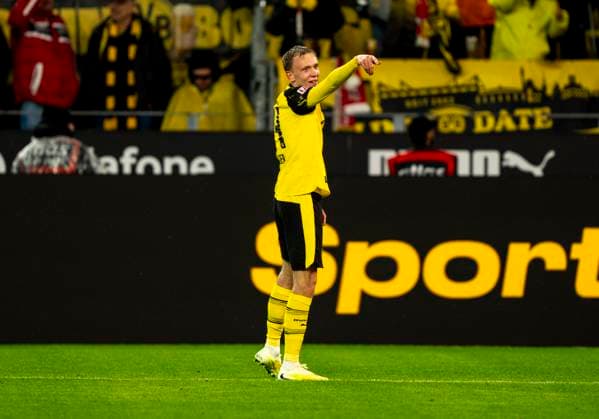 Maximilian BEIER Borussia Dortmund, 14 with a dart cheer 25 10 2025, Football, 1 Bundesliga Borussia Dortmund 1 FC Köln in Dortmund, Signal Iduna Park DFL regulations prohibit any use of photographs as image sequences and or quasi video Copyright: HMBxMedia xMarcoxBader