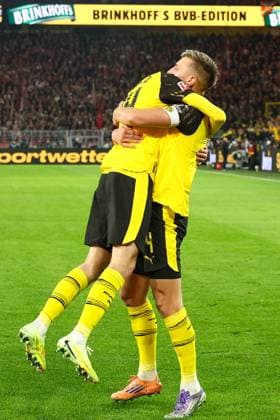 Dortmund, Signal Iduna Park, 25 10 25, GER, Men, 1 Bundesliga, Season 2025 2026, Borussia Dortmund 1 FC Koeln, Maximilian Beier Borussia Dortmund celebrates after his goal for 1 0 with Nico Schlotterbeck Borussia Dortmund DFB DFL REGULATIONS PROHIBIT ANY USE OF PHOTOGRAPHS AS IMAGE SEQUENCES AND OR QUASI VIDEO Copyright: JoachimxBywaletz xJB-Sportfoto