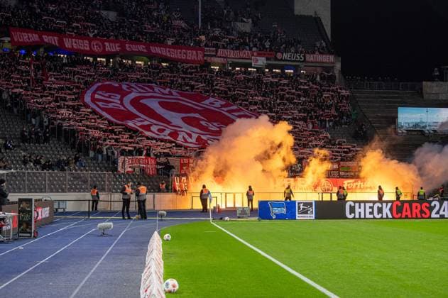Soccer, Men, Season 2025 2026, 2 Bundesliga 10 Matchday , Hertha BSC Fortuna Düsseldorf, Fans of Düsseldorf ignite pyrotechnics, 25 10 2025, Copyright: xSebastianxRäppold MatthiasxKochx