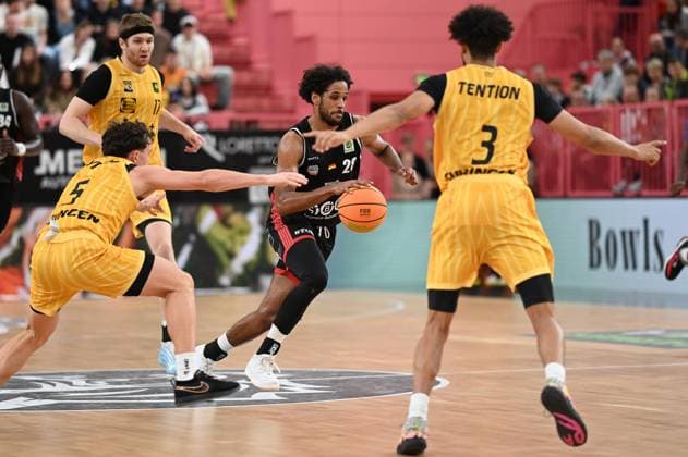 Alieu Ceesay SBB Baskets Wolmirstedt, 28 surrounded by opponents GER, Tigers Tuebingen vs SBB Baskets Wolmirstedt, Basketball, Men, Pro A, 2 Barmer Basketball Bundesliga, Season 2025 2026, 25 10 2025 GER, Tigers Tuebingen vs SBB Baskets Wolmirstedt, Basketball, Men, Pro A, 2 Barmer Basketball Bundesliga, Season 2025 2026, 25 10 2025 Tuebingen Copyright: xEibner-Pressefoto NicolasxWoernx EP_NWN
