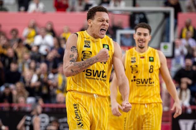 Tigers Tuebingen SBB Baskets Wolmirstedt, Herren, 2 Bundesliga, Barmer 2 Basketball Bundesliga, pro A, 5 Spieltag, Spielzeit 2025 2026, 25 10 2025 Isaiah Sanders Tigers Tuebingen, 10 cheers after his third three-pointer in a row