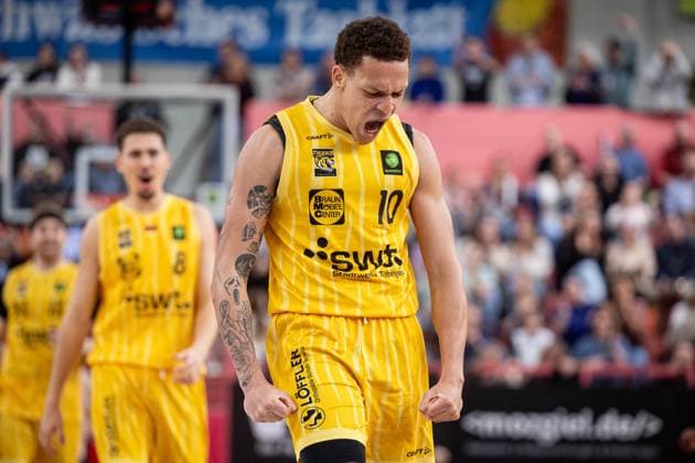 Tigers Tuebingen SBB Baskets Wolmirstedt, Herren, 2 Bundesliga, Barmer 2 Basketball Bundesliga, pro A, 5 Spieltag, Spielzeit 2025 2026, 25 10 2025 Isaiah Sanders Tigers Tuebingen, 10 cheers after his third three-pointer in a row