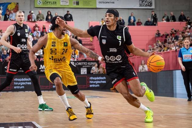 Tigers Tuebingen SBB Baskets Wolmirstedt, Men, 2 Bundesliga, Barmer 2 Basketball Bundesliga, pro A, 5 Spieltag, Spielzeit 2025 2026, 25 10 2025 Trey Thompson Stewart SBB Baskets Wolmirstedt, 01 at the move to the basket against Jacobi Wood Tigers Tuebingen, 24