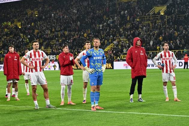 Torwart Marvin Schwaebe (1. FC Koeln) und weitere Spieler enttaeuscht nach Spielende waehrend des Spiels der Bundesliga zwischen Borussia Dortmund und 1. FC Köln, Signal Iduna Park am 25. October 2025 in Dortmund, Deutschland. (Foto von Ralf Treese DeFodi Images) +++ Torwart Marvin Schwaebe (1. FC Koeln) und weitere Spieler look dejected during the Bundesliga match between Borussia Dortmund and 1. FC Köln at Signal Iduna Park on October 25, 2025 in Dortmund, Germany. (Photo by Ralf Treese DeFodi Images) DFL regulations prohibit any use of photographs as image sequences and or quasi-video. (Photo by Ralf Treese DeFodi Images) Goalkeeper Marvin Schwaebe 1 FC Koeln and other players disappointed after the end of the match during the Bundesliga match between Borussia Dortmund and 1 FC Köln, Signal Iduna Park on October 25, 2025 in Dortmund, Germany Photo by Ralf Treese DeFodi Images Goalkeeper Marvin Schwaebe 1 FC Koeln and other players look dejected during the Bundesliga match between Borussia Dortmund and 1 FC Köln at Signal Iduna Park on October 25, 2025 in Dortmund, Germany Photo by Ralf Treese DeFodi Images DFL regulations prohibit any use of photographs as image sequences and or quasi video Photo by Ralf Treese DeFodi Images