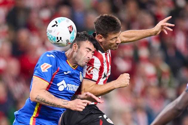 October 25, 2025, Bilbao, Vizcaya, SPAIN: Diego Rico of Getafe CF competes for the ball with Gorka Guruzeta of Athletic Club during the LaLiga EA Sports match between Athletic Club and Getafe CF at San Mames on October 25, 2025, in Bilbao, Spain. Bilbao SPAIN - ZUMAa181 20251025_zaa_a181_235 Copyright: xRicardoxLarreinax