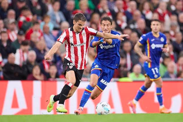 October 25, 2025, Bilbao, Vizcaya, SPAIN: Inigo Ruiz de Galarreta of Athletic Club competes for the ball with Luis Milla during the LaLiga EA Sports match between Athletic Club and Getafe CF at San Mames on October 25, 2025, in Bilbao, Spain. Bilbao SPAIN - ZUMAa181 20251025_zaa_a181_237 Copyright: xRicardoxLarreinax