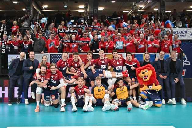 GER 1 VBL, SVG Lueneburg vs cerebricks VOLLEY GOATS Mitteldt 25 10 2025, LKH Arena, Lueneburg, GER 1 VBL, SVG Lueneburg vs cerebricks VOLLEY GOATS Mitteldeutschland in the picture the Lueneburg team cheers about the victory nordphotoxGmbH xWitke nph00002