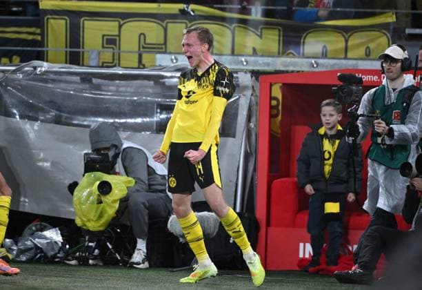 Cheers Maximilian Beier Borussia Dortmund 25 10 2025, Football 1 Bundesliga, Season 2025 2026, 8 Matchday, Borussia Dortmund 1 FC Köln DFL regulations prohibit any use of photographs as image sequences and or quasi video Dortmund Signal Iduna Park Nordrhein Westfalen Germany Team2