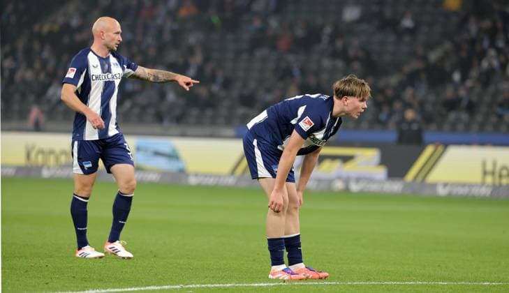 Toni Leistner pointing, gesticulating, Kennet Eichhorn Sport Football Soccer DFL 2 Bundesliga Men 10 Matchday Season 2025 2026 25 10 2025 Hertha BSC Berlin vs Fortuna Düsseldorf DFL regulations prohibit any use of photographs as image sequences and or quasi video