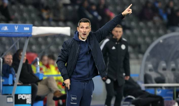 Coach Stefan Leitl pointing, gesticulating Action upper body Sport Football Soccer DFL 2 Bundesliga Men 10 Matchday Season 2025 2026 25 10 2025 Hertha BSC Berlin vs Fortuna Düsseldorf DFL regulations prohibit any use of photographs as image sequences and or quasi video