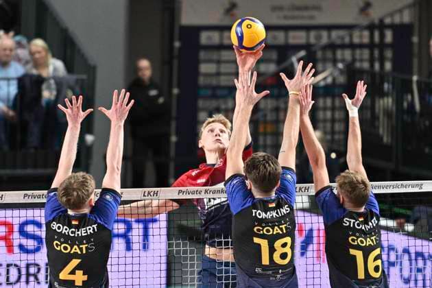 GER 1 VBL, SVG Lueneburg vs cerebricks VOLLEY GOATS Central Germany 25 10 2025, LKH Arena, Lueneburg, GER 1 VBL, SVG Lueneburg vs cerebricks VOLLEY GOATS Central Germany in the picture Axel Juul Larsen Lueneburg 18 tries to assert himself against Tom Borchert Central Germany 04 , Dax Tompkins Central Germany 18 and Paul Strommel Central Germany 16 nordphotoxGmbH xWitke nph00002