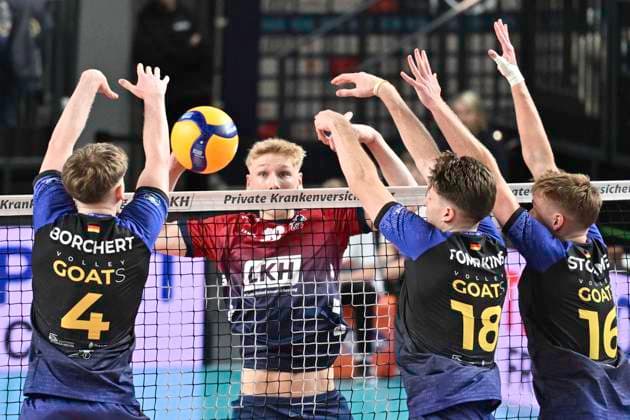 GER 1 VBL, SVG Lueneburg vs cerebricks VOLLEY GOATS Central Germany 25 10 2025, LKH Arena, Lueneburg, GER 1 VBL, SVG Lueneburg vs cerebricks VOLLEY GOATS Central Germany in the picture Axel Juul Larsen Lueneburg 18 tries to assert himself against Tom Borchert Central Germany 04 , Dax Tompkins Central Germany 18 and Paul Strommel Central Germany 16 nordphotoxGmbH xWitke nph00002