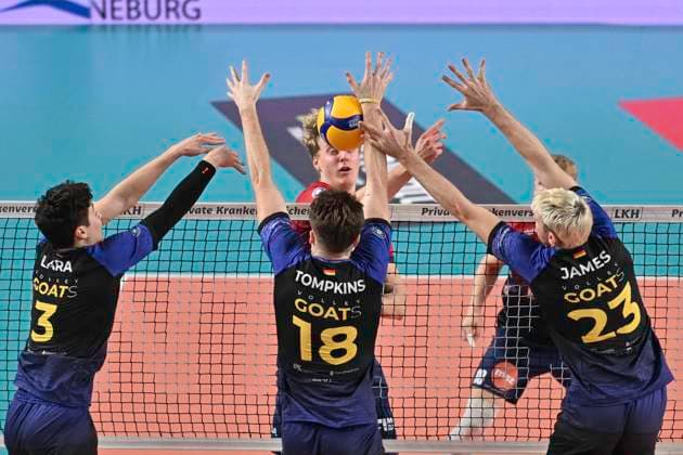 GER 1 VBL, SVG Lueneburg vs cerebricks VOLLEY GOATS Central Germany 25 10 2025, LKH Arena, Lueneburg, GER 1 VBL, SVG Lueneburg vs cerebricks VOLLEY GOATS Central Germany in the picture Axel Valentin Enlund Lueneburg 17 tries to assert himself against Sebastian Lara Central Germany 03 , Dax Tompkins Central Germany 18 and Samuel James Schellenberg Central Germany 23 nordphotoxGmbH xWitke nph00002