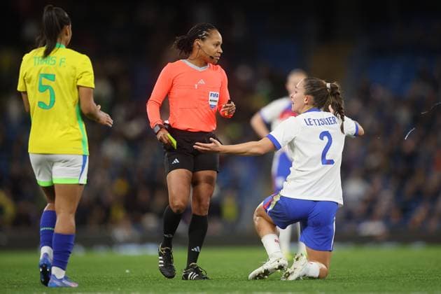 England gegen Brasilien 25. Oktober 2025, Manchester Internationales Freundschaftsspiel der Frauen England gegen Brasilien Maya Le Tissier aus England sieht die gelbe Karte und wird von Schiedsrichterin Natalie Simon verwarnt Foto von Daniel Chesterton Manchester UK  Copyright: xDanielxChestertonxOffside