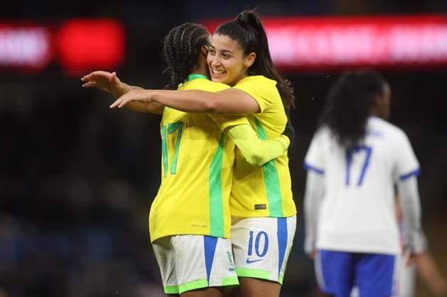 England gegen Brasilien 25. Oktober 2025, Manchester Internationales Freundschaftsspiel der Frauen England gegen Brasilien Ary Borges aus Brasilien und Duda Sampaio aus Brasilien feiern nach dem Spiel Foto von Daniel Chesterton Manchester UK  Copyright: xDanielxChestertonxOffside