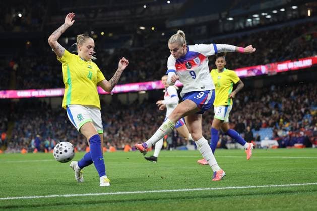 England gegen Brasilien 25. Oktober 2025, Manchester Internationales Freundschaftsspiel der Frauen England gegen Brasilien Alessia Russo aus England schießt den Ball an Isa Haas aus Brasilien vorbei Foto  Copyright: xDanielxChestertonxOffside