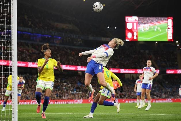 England gegen Brasilien 25. Oktober 2025, Manchester Internationales Freundschaftsspiel der Frauen England gegen Brasilien Alessia Russo aus England kämpft um einen Kopfball Foto von Daniel Chesterton Manchester UK  Copyright: xDanielxChestertonxOffside
