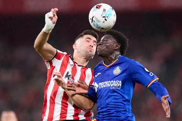 October 25, 2025, Bilbao, Vizcaya, SPAIN: Jesus Areso of Athletic Club competes for the ball with Coba da Costa of Getafe CF during the LaLiga EA Sports match between Athletic Club and Getafe CF at San Mames on October 25, 2025, in Bilbao, Spain. Bilbao SPAIN - ZUMAa181 20251025_zaa_a181_229 Copyright: xRicardoxLarreinax