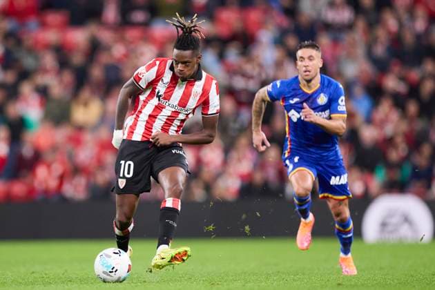 October 25, 2025, Bilbao, Vizcaya, SPAIN: Nico Williams of Athletic Club competes for the ball with Kiko Femenia of Getafe CF during the LaLiga EA Sports match between Athletic Club and Getafe CF at San Mames on October 25, 2025, in Bilbao, Spain. Bilbao SPAIN - ZUMAa181 20251025_zaa_a181_230 Copyright: xRicardoxLarreinax