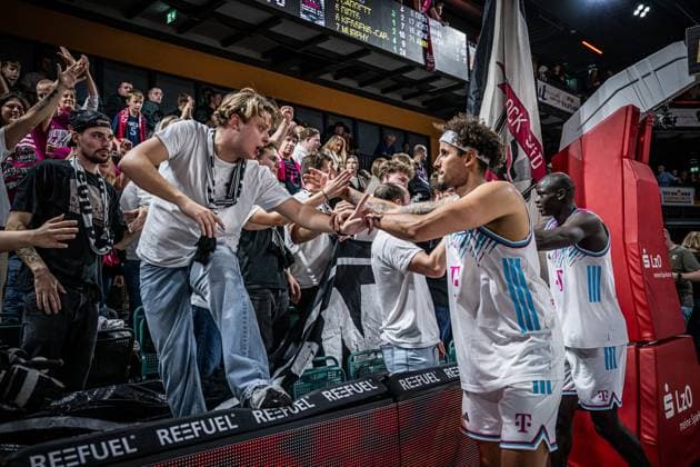 1 Basketball Bundesliga, easyCredit BBL, Season 2025 2026, Men, Main round, Matchday 5, 25 10 2025, RASTA Vechta Telekom Baskets Bonn The fans of Telekom Baskets Bonn and Michael Kessens 6 Telekom Baskets Bonn after the game Vechta RASTA Dome Lower Saxony Germany