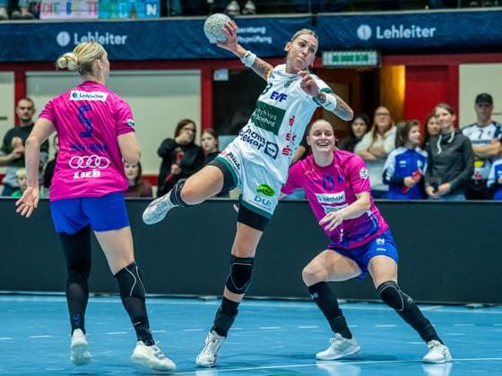 Luisa Schulze Frisch Auf Frauen, 33 prevails against Kim Hinkelmann Sport Union Neckarsulm, 05 and Iva van der Linden Sport Union Neckarsulm, 19, Sport Union Neckarsulm vs Frisch Auf Goeppingen, Handball, 1 Bundesliga, Season 2025 2026, 25 10 2025 Sport Union Neckarsulm vs Frisch Auf Goeppingen, Handball, 1 Bundesliga, Season 2025 2026, 25 10 2025 Neckarsulm Copyright: xEibner-Pressefoto MichaelxSchmidx EP_MST