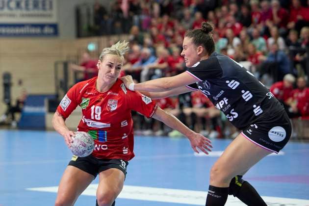 Lea Gruber Halle, 19 , Carolin Huebner Tussies, 56 , SV Union Halle Neustadt vs TuS Metzingen, Handball Bundesliga Frauen, Saison 2025 26, 6 Spieltag, 25 10 2025 Halle SWH Arena Sachsen Anhalt Germany