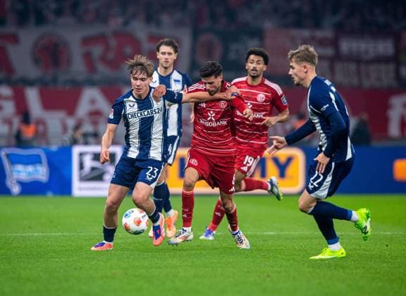 Soccer, Men, Season 2025 2026, 2 Bundesliga 10 Matchday , Hertha BSC Fortuna Düsseldorf, f l Kennet Eichhorn Hertha BSC , Anouar El Azzouzi Düsseldorf , Marten Winkler Hertha BSC , 25 10 2025, Copyright: xSebastianxRäppold MatthiasxKochx