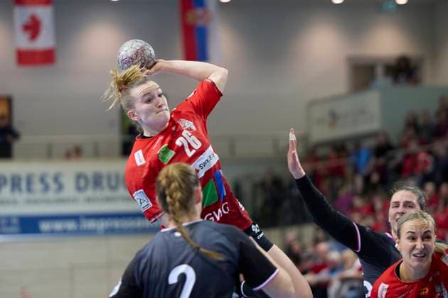 Cara Reuthal Halle, 26 , Selina Lindemann Tussies, 2 , SV Union Halle Neustadt vs TuS Metzingen, Handball Bundesliga Frauen, Saison 2025 26, 6 Spieltag, 25 10 2025 Halle SWH Arena Sachsen Anhalt Germany