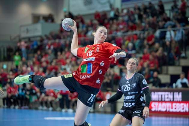 Lucy Strauchmann Halle, 78 , Svenja Huebner Tussies, 26 , SV Union Halle Neustadt vs TuS Metzingen, Handball Bundesliga Frauen, Saison 2025 26, 6 Spieltag, 25 10 2025 Halle SWH Arena Sachsen Anhalt Germany