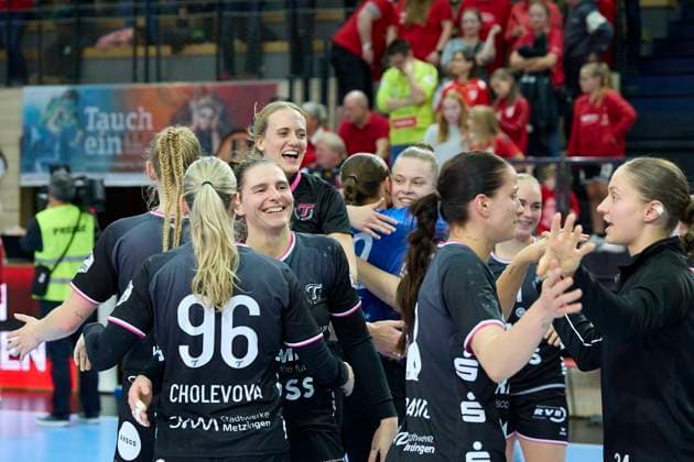 Tussis celebrate the 33 38 away win, SV Union Halle Neustadt vs TuS Metzingen, Handball Bundesliga Frauen, Saison 2025 26, 6 Spieltag, 25 10 2025 Halle SWH Arena Sachsen Anhalt Germany