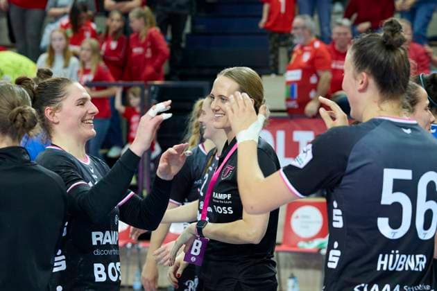 Tussis celebrate the 33 38 away win, SV Union Halle Neustadt vs TuS Metzingen, Handball Bundesliga Frauen, Saison 2025 26, 6 Spieltag, 25 10 2025 Halle SWH Arena Sachsen Anhalt Germany