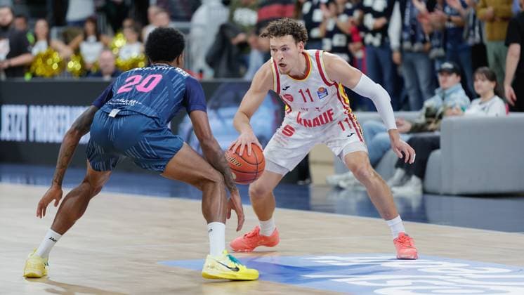 In the picture from left Michael Weathers MLP Academics Heidelberg, 20 against Brae Ivey Wuerzburg Baskets, 11 25 10 2025, Basketball, MLP Academics Heidelberg Fitness First Wuerzburg Baskets, easyCredit BBL, Matchday 5, Germany, Heidelberg, SNP Dome, Copyright: HMBxMedia xJulienxBecker
