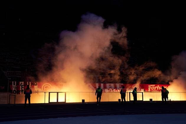 Fans Fortuna Duesseldorf, Pyrotechnics, GER, Hertha BSC vs ,Fortuna Duesseldorf, 2 Bundesliga, Season 2025 2026, Matchday 10, 25 010 2025 DFL REGULATIONS PROHIBIT ANY USE OF PHOTOGRAPHS AS IMAGE SEQUENCES AND OR QUASI VIDEO GER, Hertha BSC vs ,Fortuna Duesseldorf, 2 Bundesliga, Season 2025 2026, Matchday 10, 25 010 2025 Berlin Copyright: xEibner-Pressefotox xClaudiusxRauchx EP_CRH