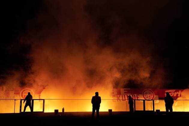 Fans Fortuna Duesseldorf, Pyrotechnics, GER, Hertha BSC vs ,Fortuna Duesseldorf, 2 Bundesliga, Season 2025 2026, Matchday 10, 25 010 2025 DFL REGULATIONS PROHIBIT ANY USE OF PHOTOGRAPHS AS IMAGE SEQUENCES AND OR QUASI VIDEO GER, Hertha BSC vs ,Fortuna Duesseldorf, 2 Bundesliga, Season 2025 2026, Matchday 10, 25 010 2025 Berlin Copyright: xEibner-Pressefotox xClaudiusxRauchx EP_CRH