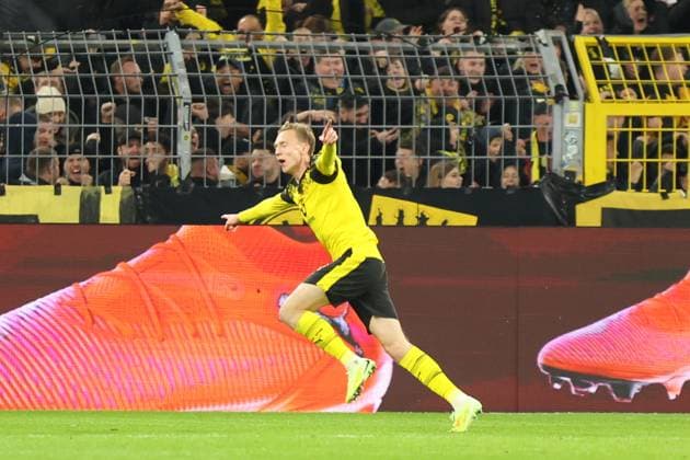 Goal celebration for 1 0 for BVB by Maximilian Beier Borussia Dortmund, 14 GER, Borussia Dortmund vs 1 FC Koeln, Football, 1 Liga, Matchday 8, Season 2025 2026, 25 10 2025 DFL REGULATIONS PROHIBIT ANY USE OF PHOTOGRAPHS AS IMAGE SEQUENCES AND OR QUASI VIDEO GER, Borussia Dortmund vs 1 FC Koeln, Football, 1 Liga, Matchday 8, Season 2025 2026, 25 10 2025 Dortmund Copyright: xEibner-Pressefoto FrankxZeisingx EP_FZG