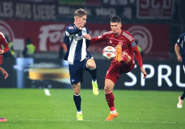 Marten Winkler, Danny Schmidt Zweikampf Spielzene Action Sport Fußball Fußball DFL 2 Bundesliga Herren 10 Spieltag Saison 2025 2026 25 10 2025 Hertha BSC Berlin vs Fortuna Düsseldorf DFL regulations prohibit any use of photographs as image sequences and or quasi video