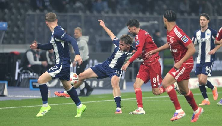 Kennet Eichhorn, Anouar El Azzouzi duel Match scene Action Sport Soccer Football DFL 2 Bundesliga Men 10 Matchday Season 2025 2026 25 10 2025 Hertha BSC Berlin vs Fortuna Düsseldorf DFL regulations prohibit any use of photographs as image sequences and or quasi video