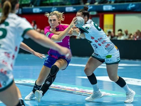 Paulina Uscinowicz Sport Union Neckarsulm, 78 in duel with Stephanie Elies Frisch Auf Women, 63 , Sport Union Neckarsulm vs Frisch Auf Goeppingen, Handball, 1 Bundesliga, Season 2025 2026, 25 10 2025 Sport Union Neckarsulm vs Frisch Auf Goeppingen, Handball, 1 Bundesliga, Season 2025 2026, 25 10 2025 Neckarsulm Copyright: xEibner-Pressefoto MichaelxSchmidx EP_MST