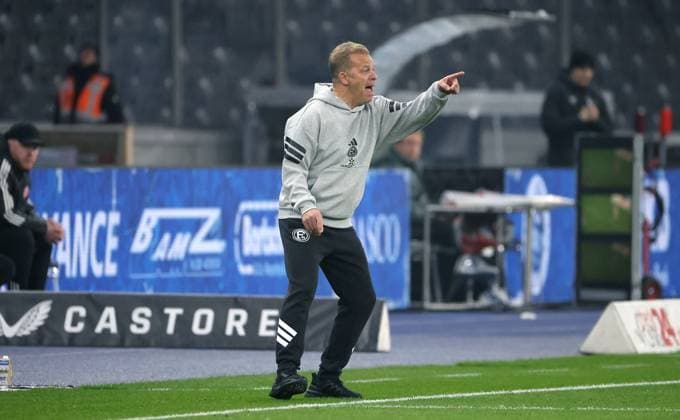 Coach Markus Anfang gives instructions Single image Crop action Sport Soccer Football DFL 2 Bundesliga Men 10 Matchday Season 2025 2026 25 10 2025 Hertha BSC Berlin vs Fortuna Düsseldorf DFL regulations prohibit any use of photographs as image sequences and or quasi video