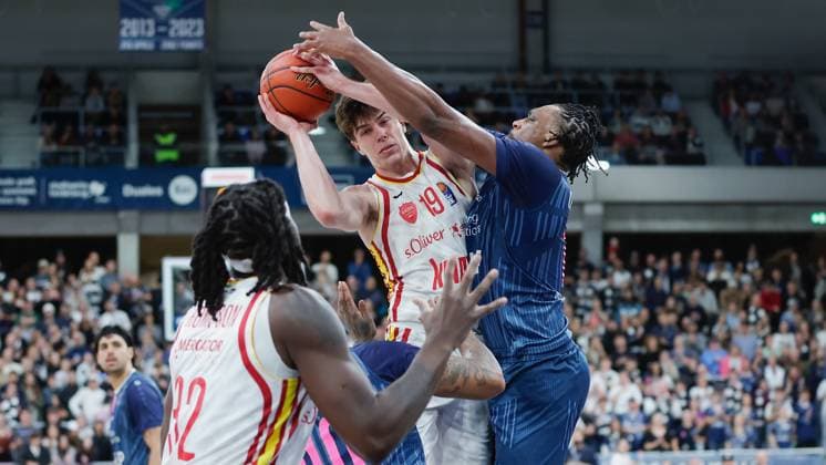 In the picture from left Charles Thompson Wuerzburg Baskets, 32 , Marcus Weathers MLP Academics Heidelberg, 00 , Christian Skladanowski Wuerzburg Baskets, 19 and Osun Osunniyi MLP Academics Heidelberg, 12 25 10 2025, Basketball, MLP Academics Heidelberg Fitness First Wuerzburg Baskets, easyCredit BBL, Matchday 5, Germany, Heidelberg, SNP Dome, Copyright: HMBxMedia xJulienxBecker