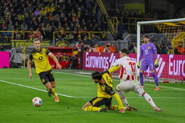 25 10 2025, xfanx, Soccer 1 Bundesliga, Borussia Dortmund 1 FC Köln v l in duel Nico Schlotterbeck BVB , Ramy Bensebaini BVB and Said El Mala 1 FC Köln DFL DFB REGULATIONS PROHIBIT ANY USE OF PHOTOGRAPHS as IMAGE SEQUENCES and or QUASI VIDEO Dortmund mfan