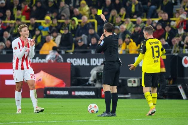 25 10 2025, xfanx, Soccer 1 Bundesliga, Borussia Dortmund 1 FC Köln v l Sebastian Sebulonsen 1 FC Köln sees yellow card after a foul DFL DFB REGULATIONS PROHIBIT ANY USE OF PHOTOGRAPHS as IMAGE SEQUENCES and or QUASI VIDEO Dortmund mfan