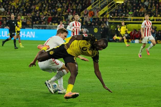 25 10 2025, xfanx, Fussball 1 Bundesliga, Borussia Dortmund 1 FC Köln v l in duel Timo Hübers Huebers 1 FC Köln and Serhou Guirassy BVB , in which Timo Hübers Huebers 1 FC Köln seriously injured his knee DFL DFB REGULATIONS PROHIBIT ANY USE OF PHOTOGRAPHS as IMAGE SEQUENCES and or QUASI VIDEO Dortmund mfan