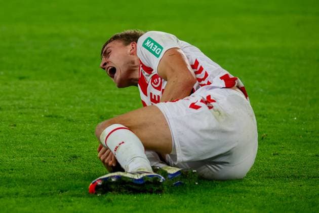 25 10 2025, xfanx, Fussball 1 Bundesliga, Borussia Dortmund 1 FC Köln v l Timo Hübers Huebers 1 FC Köln injures himself so badly in a duel with Serhou Guirassy BVB that he has to be substituted DFL DFB REGULATIONS PROHIBIT ANY USE OF PHOTOGRAPHS as IMAGE SEQUENCES and or QUASI VIDEO Dortmund mfan