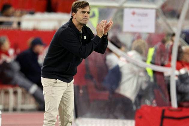 AS Monaco FC v Toulouse FC - Ligue 1 McDonald s 2025 2026 Carles Martinez, Head Coach of Toulouse on the side line during the Ligue 1 McDonald s match between Monaco FC and Toulouse at Stade Louis II on October 25, 2025 in Monaco, Monaco. Monaco Stade Louis II Monaco Monaco Copyright: xNealxSimpson Sportsphoto APLx 14139632