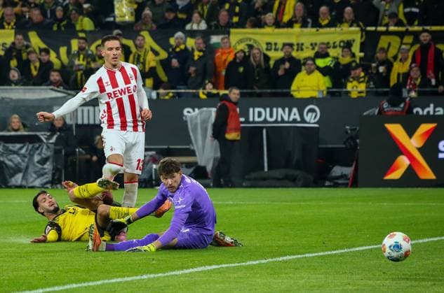 Germany Soccer Bundesliga 2025 26, 8 Matchday Borussia Dortmund vs 1 FC Köln Signal Iduna Park Stadion Dortmund Saïd El Mala Said El Mala 1 FC Köln, 13 Ramy Bensebaïni Ramy Bensebaini Borussia Dortmund, 5 Gregor Kobel Borussia Dortmund, 1 Dortmund Copyright: xAymanxAlahmedx